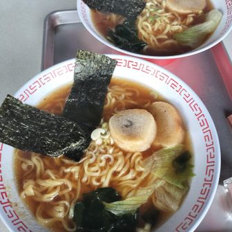花立山荘ではお昼ごはんにラーメンとかき氷メロン味🍈を頼みました😍✨️
先日の平日ソロ活トレの時はお茶屋さんは全てやっていなかったので、とても嬉しい🩷汗だくで疲れた疲れた身体にあつあつの醤油ラーメンがとても美味しかった😋🍜✨️チャーシューに見える具材はお麩です😁