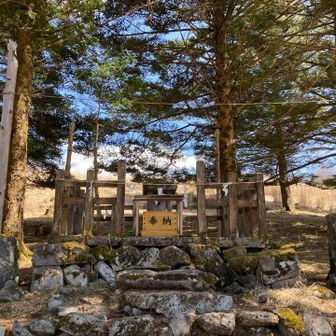 八島ヶ原湿原を半周し御射山社にお参り