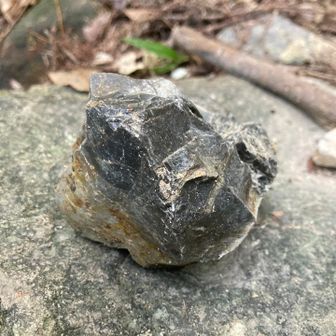 黒曜石？違うかもだけど...
黒髪山には黒曜石が落ちてるらしいです
石器時代のナイフや矢じりの材料ですね
