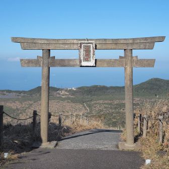 空気が澄んでいれば鳥居越しに富士山がみえるのですが、、