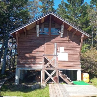 避難小屋の弘法大師堂で休憩して、帝釈山に向かいます。