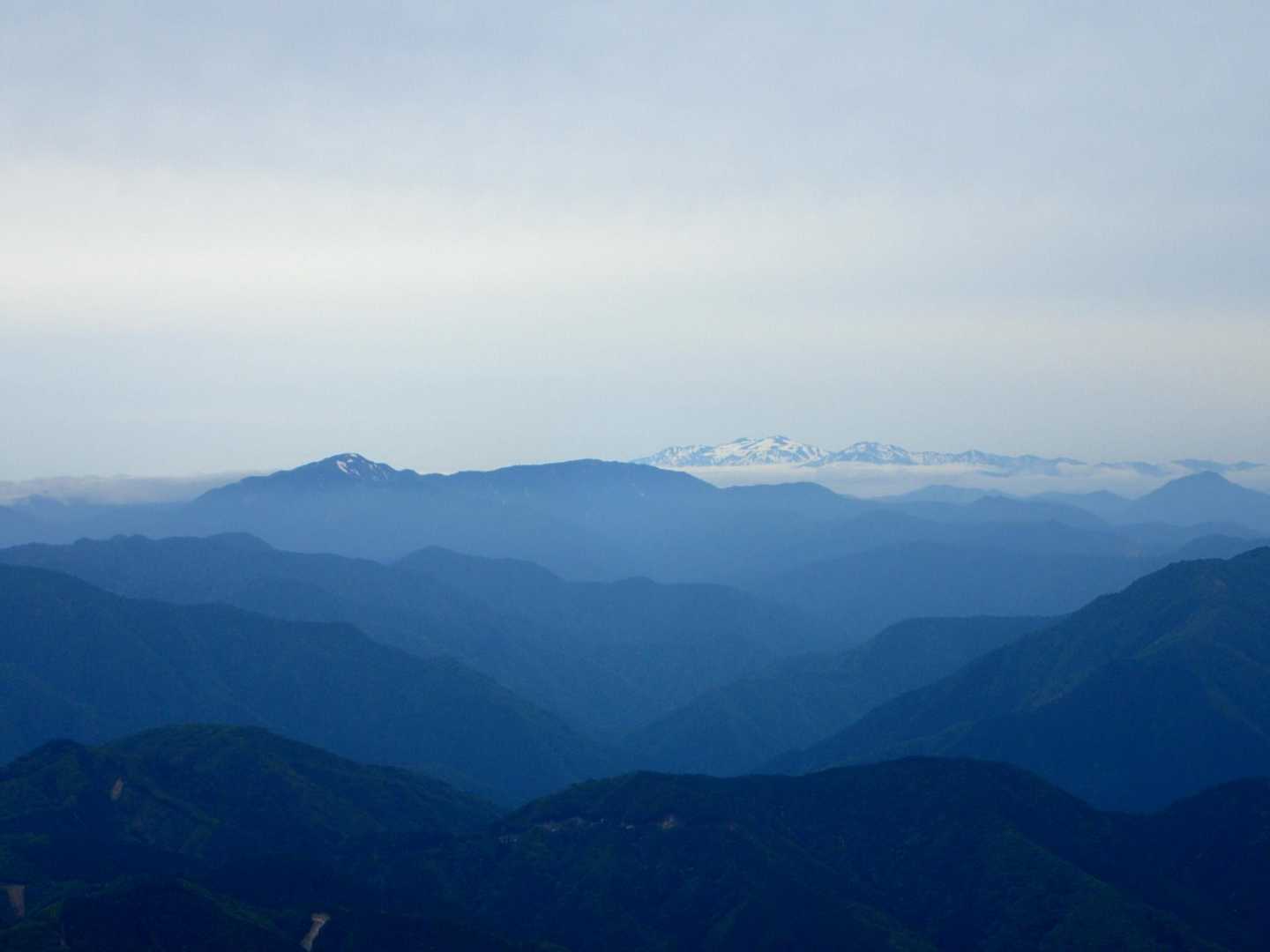 能郷白山と加賀白山、
昨年より雪が多い