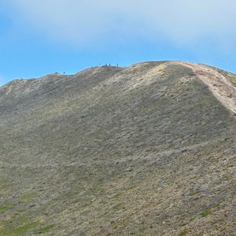 樽前山山頂を望む