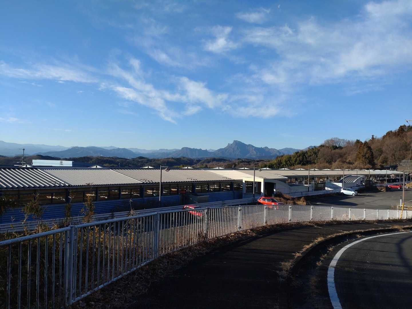 安中榛名駅第2駐車場の上に駐車場がありますので、そちらを使用した方が近いです😄