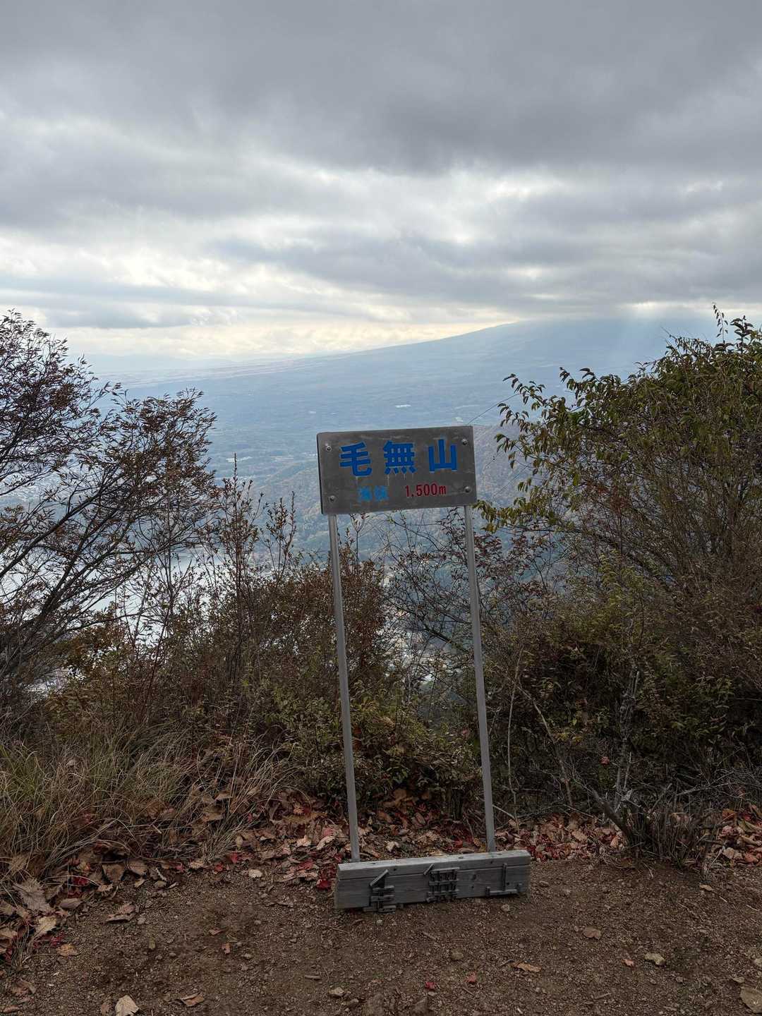 山頂
富士山は裾野だけ。頭隠してます。