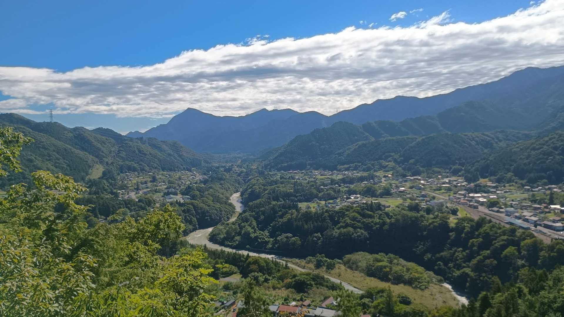 登り途中の岩の上
展望よし！奥のは武甲山