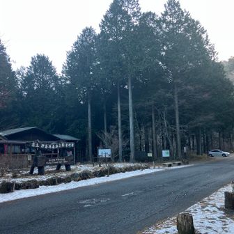 爆竹鳴らしてみた。最初の2本は不発、導火線の途中で消えてしまった💦3本目で💥OK🐻さんにご挨拶。むしろおやすみのところ🧸起こしちゃった😴⁉️