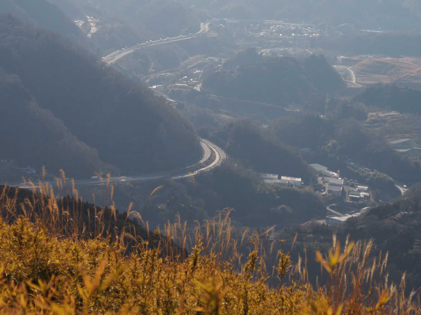 東名高速道路（上が名古屋方面）
ーーーーーーーー
冷えてきたのでササッと下山しました😊