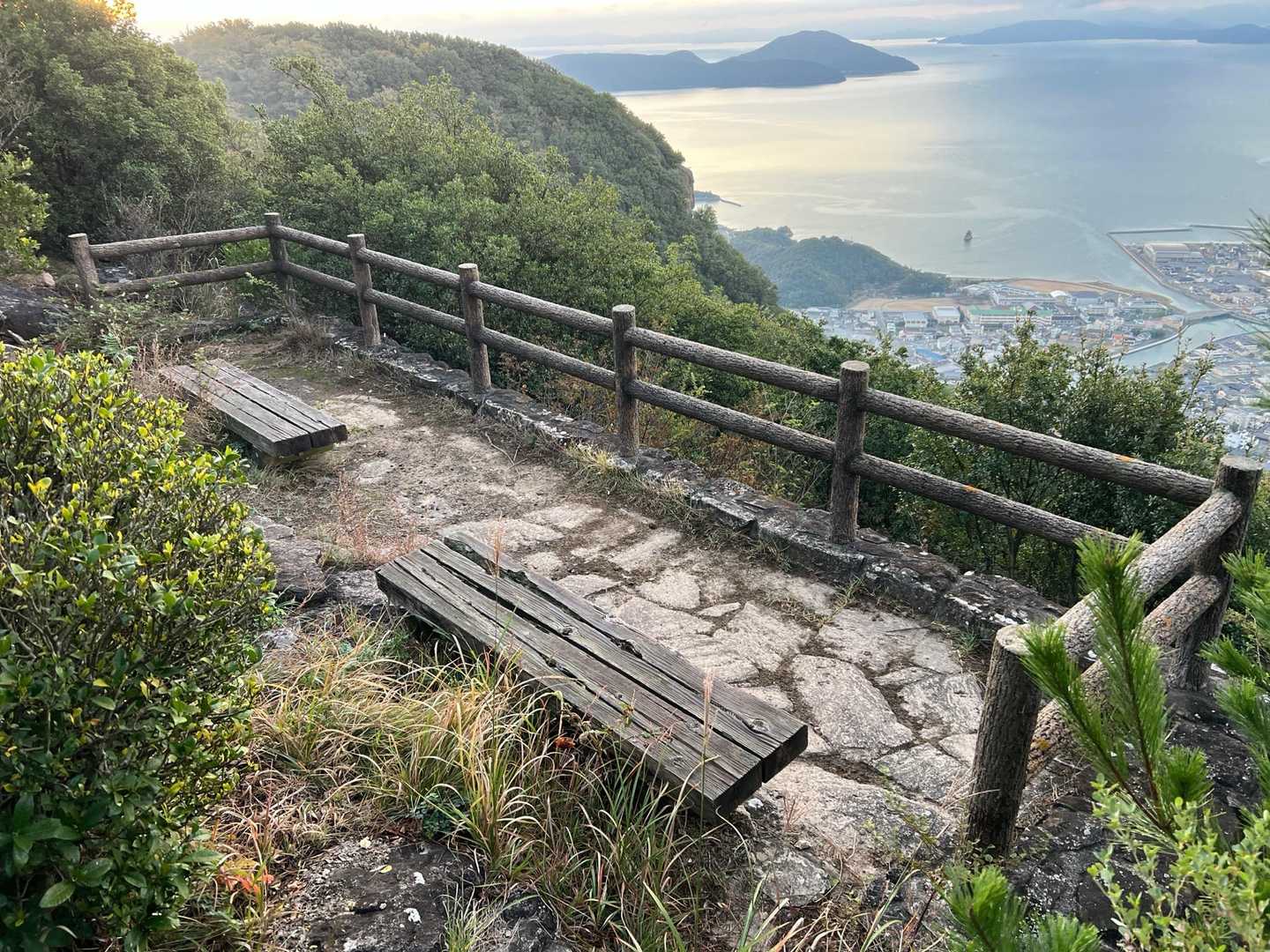 展望台　ベンチが２つあります。