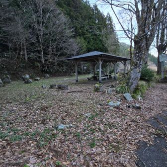 屋根付きの休憩場所
近くには水道も有り助かります