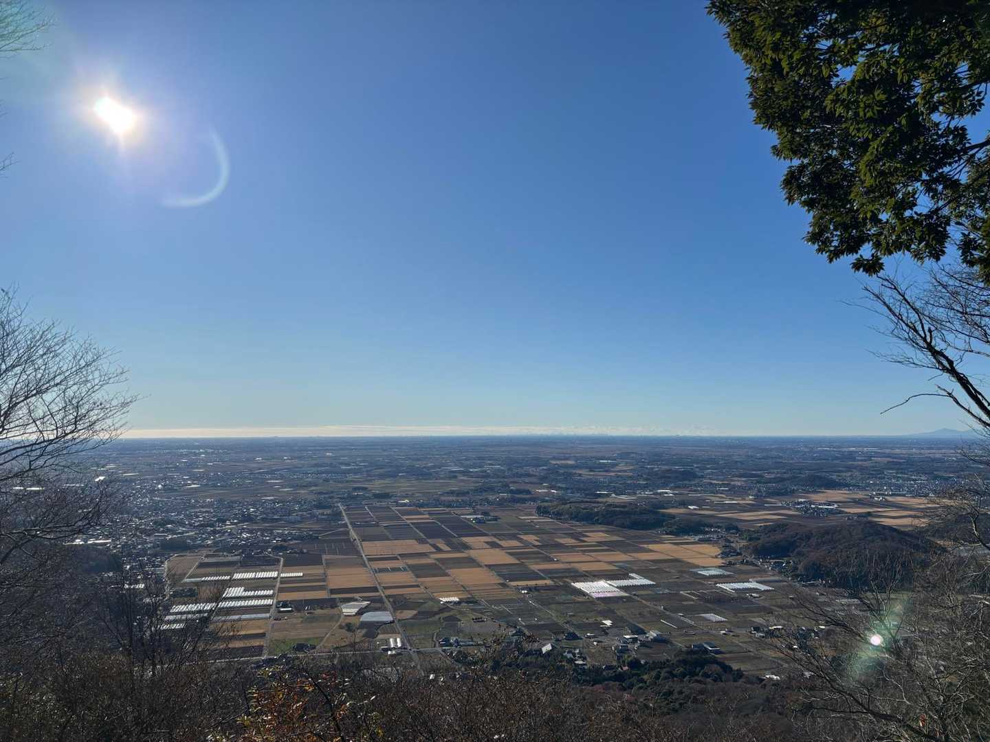 目を凝らし地平線上のビルを見る👀