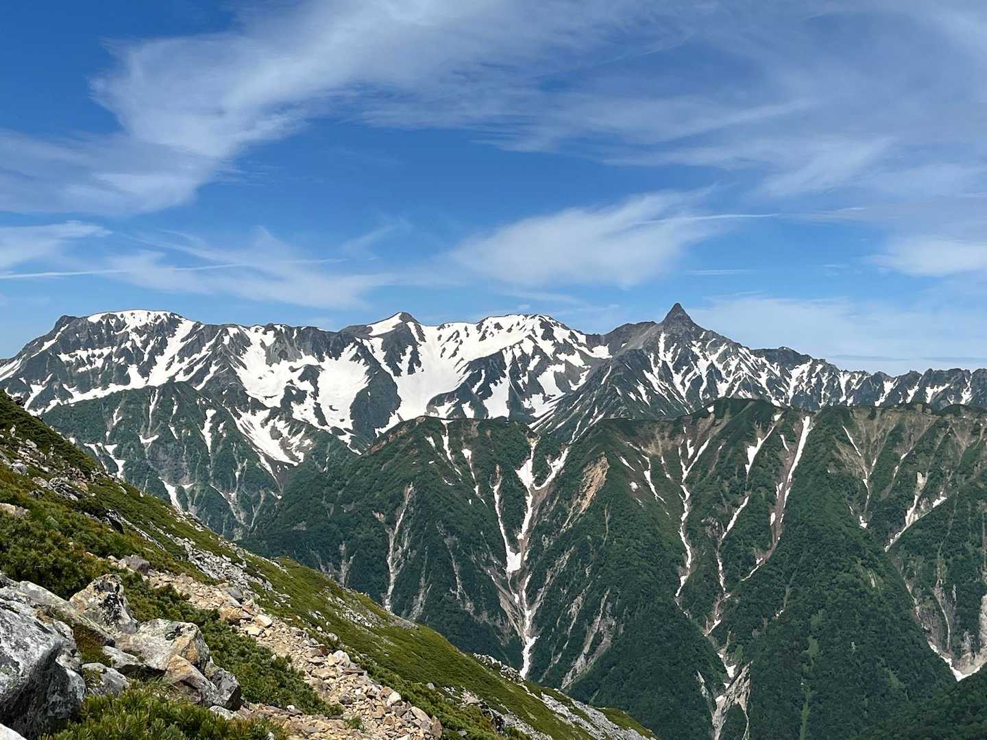 常念岳（三股） | 安曇野からのピラミダルな山容、パノラマ銀座を代表する百名山の写真