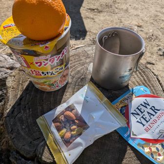 みかんがカップ麺のいい押さえになる。👍️
