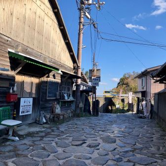 石畳の趣きのある道に、リメイクされたおしゃれなcafe☕️