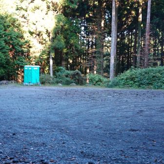 山神社駐車場。車の数が減っている