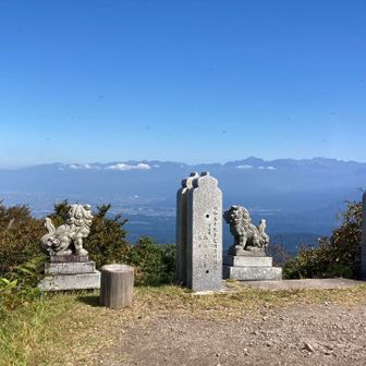 山頂付近にはトンボがたくさん飛んでいて、とても気持ちの良い空でした
