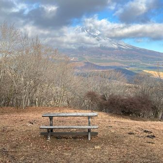 富士山雲隠れ、左から右へたっぷりの雲が流れていく