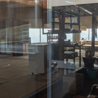 うどんなどを出していたと思しき休憩所
斜面に突き立つように建てられているビルなので窓の向こうの景色はさぞ良かろう
入れないのが残念