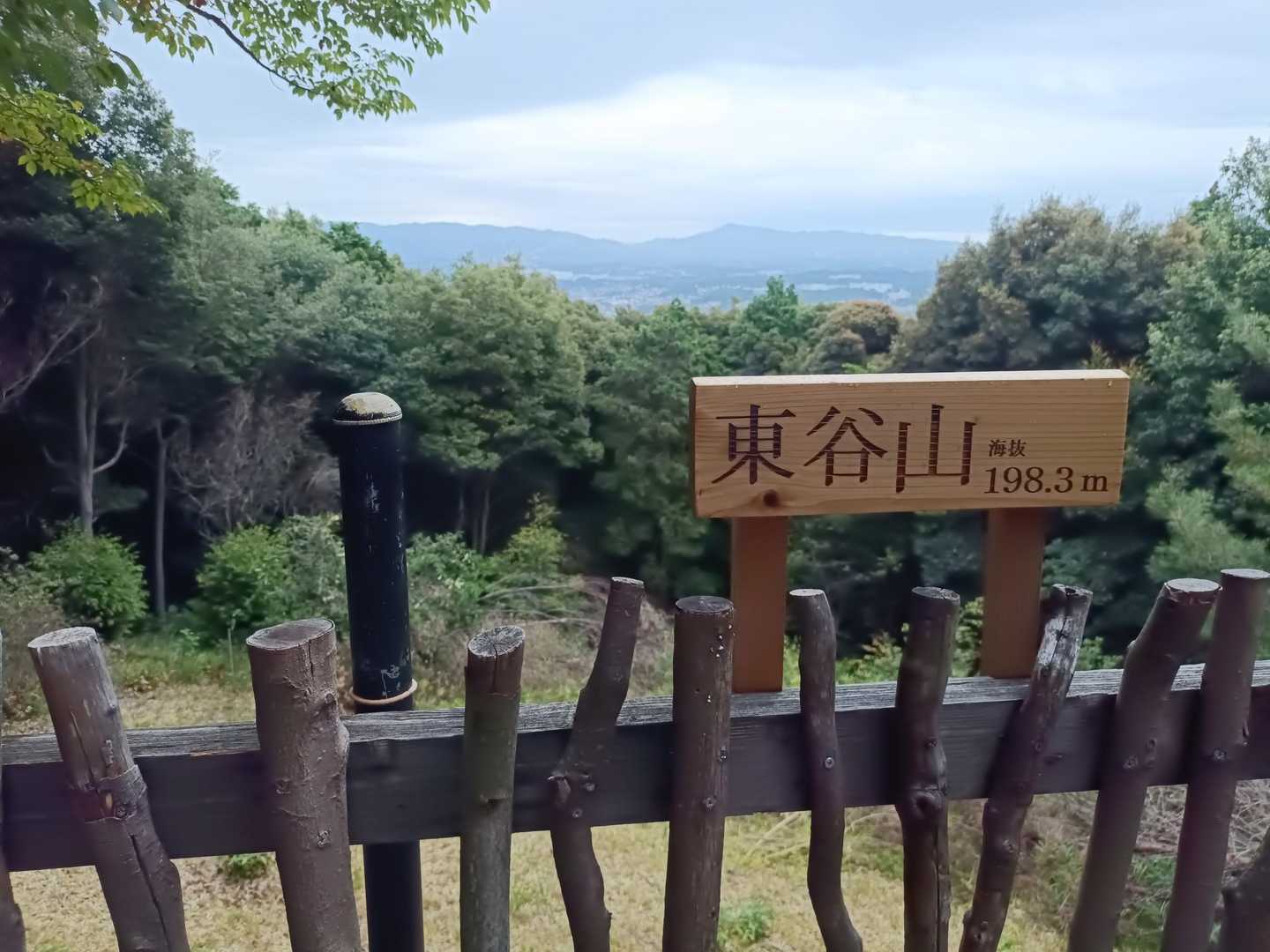 ガスってますが、標高の割によい眺め