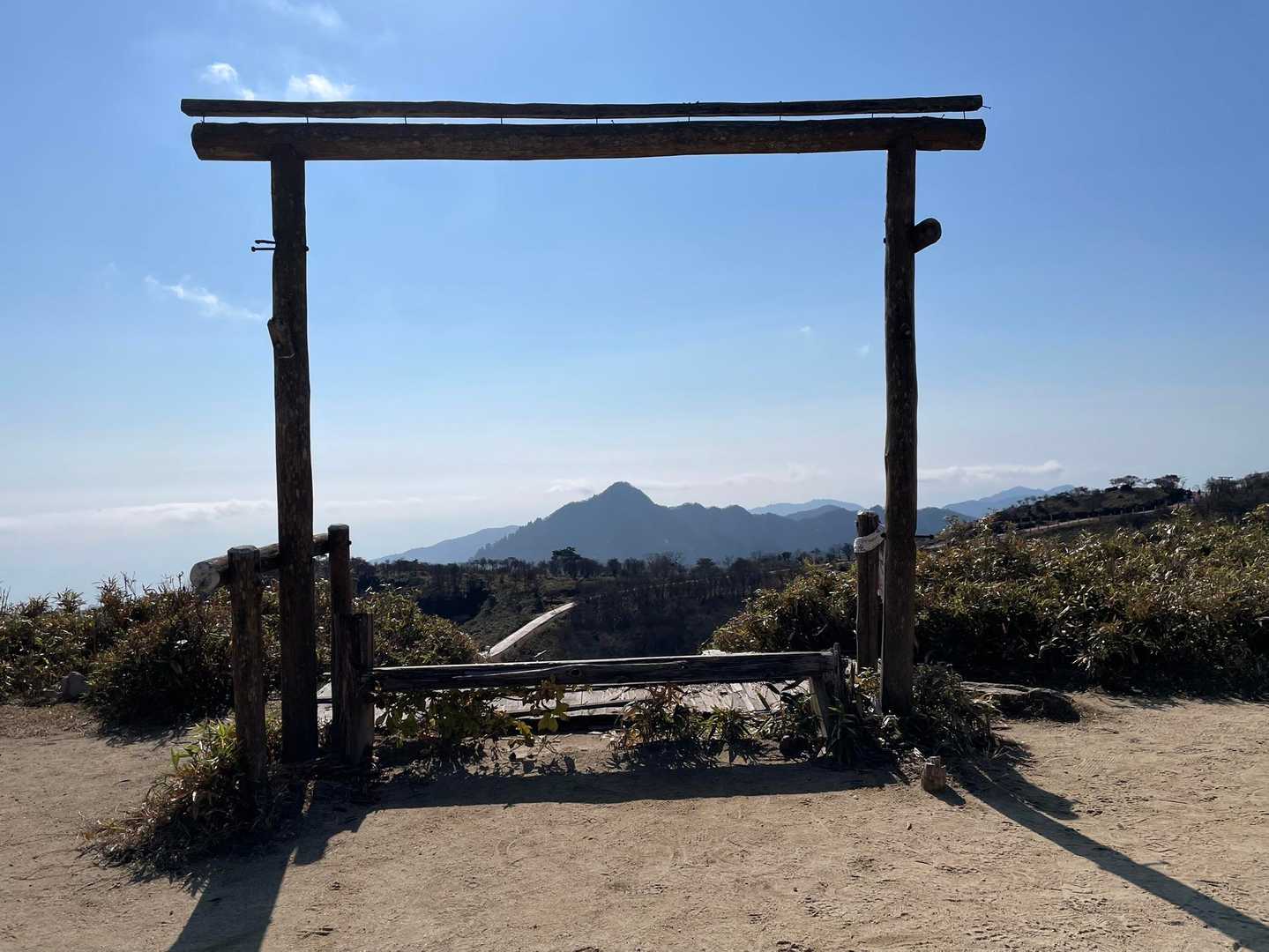 御在所岳から次なる目的地
鎌ヶ岳！ちょっと遠いなぁ