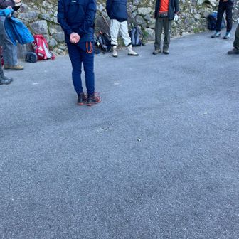 成岡登山口でミーティング。
準備ストレッチも怠りなく・・・😁