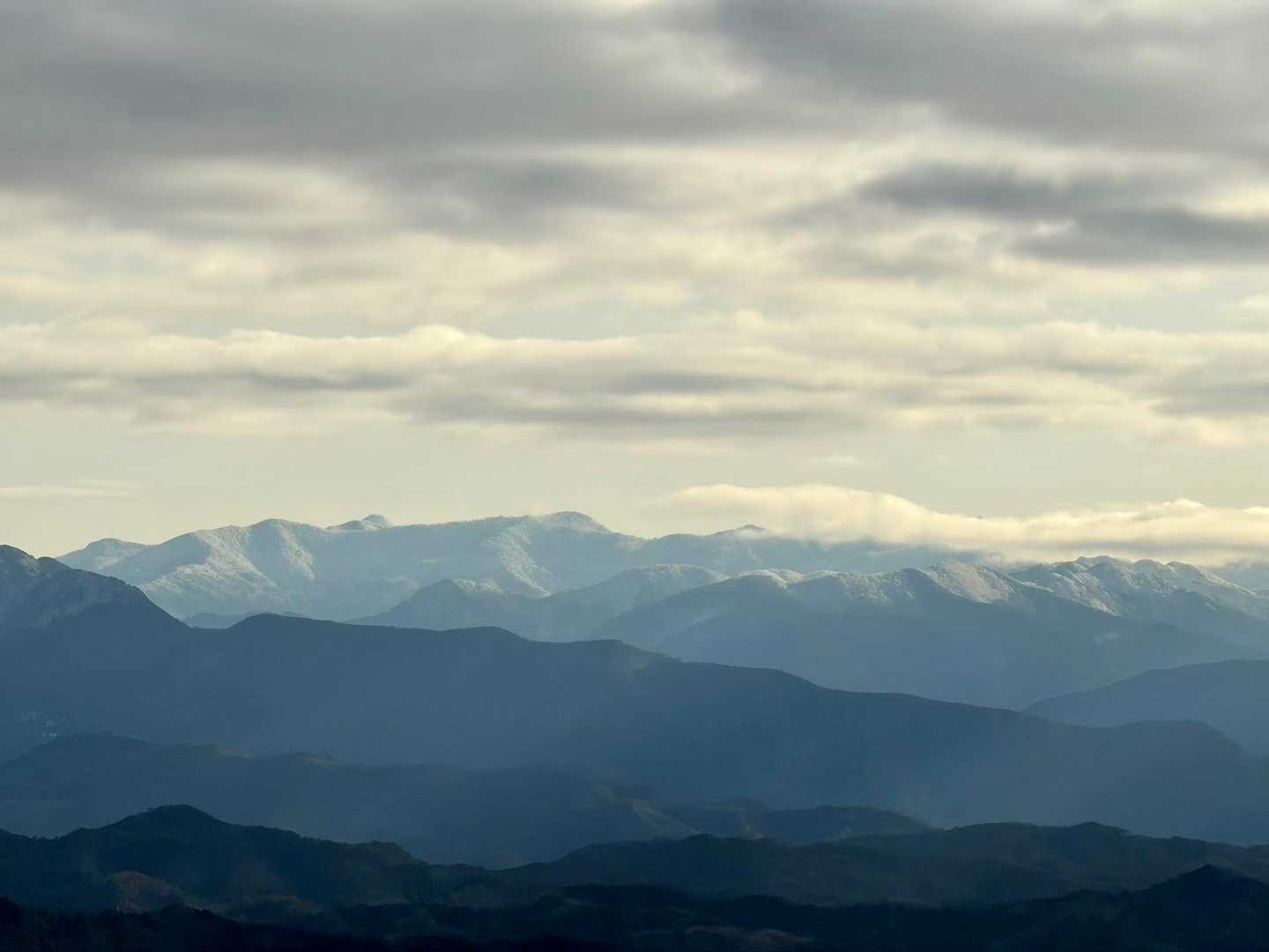 雪❄️山⛰️大好きな友達は
今日も
雪☃️＆霧氷❄️を求めて
あの辺りの⛰️へ
登ってるかも⁉️

私も登れるように
なりたいなぁ〜