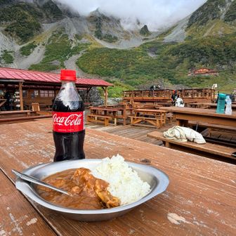 またカレー食べてる。またコーラ飲んでる。
カレー¥1,100、コーラ¥500。電子マネー対応💳