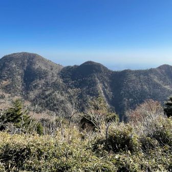 🐔山頂からは、高原三山がよく見える😇