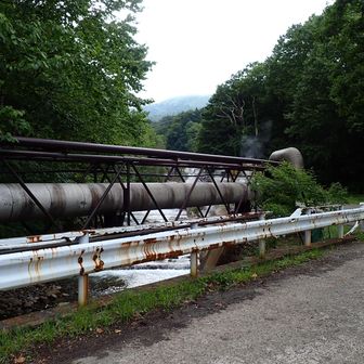 橋の上から奥に源太ヶ岳を望む
山頂部は雲がかかってます
