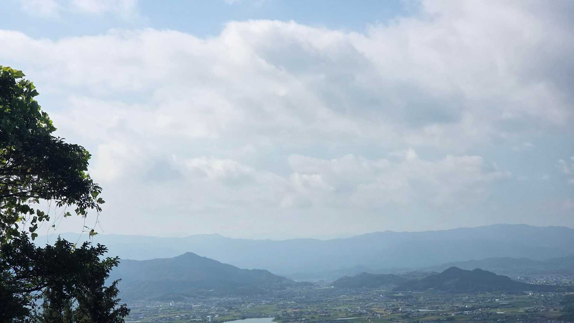 目視では何とか見えた剣山
曇ってるなー