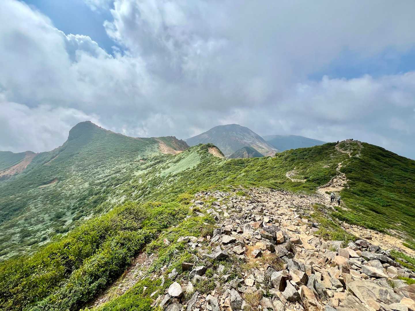 左側が朝日岳、中央が茶臼岳。