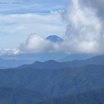 チラ見せの富士山。
いよいよ雲に隠れそう