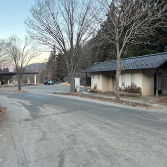 キャンプ前に直ぐそばの猿焼山に！
キャンプ場手前に無料駐車場があります。
水洗トイレもあります。