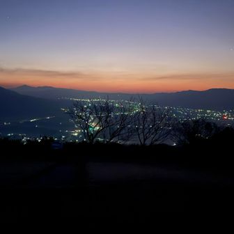 キレイな夜景と　赤く染まる空