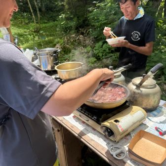 佐藤管理人さんがまた何やら作ってくれてる。
平取牛のステーキです。