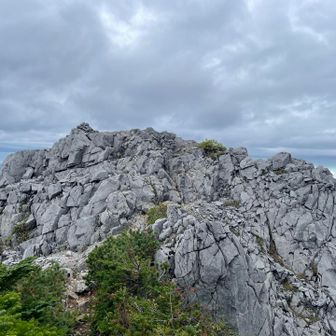 光岳からかなり急斜面を降りるが、光岳の由来はこの岩なので頑張ることがおすすめ