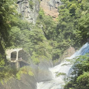 滝と観爆台

🌈が見えます！

今年の2月にはこの岩山の尾根歩いたんだよなー😅