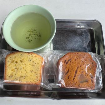 尊仏山荘でパウンドケーキ。一つは持ち帰り。