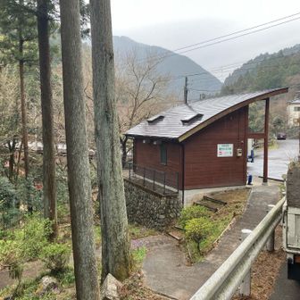 公衆トイレ　ラスト1.5kmで降られました