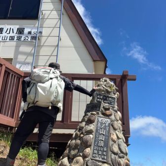 山頂で記念撮影するおじさん。
晴れていて良かったヨー。