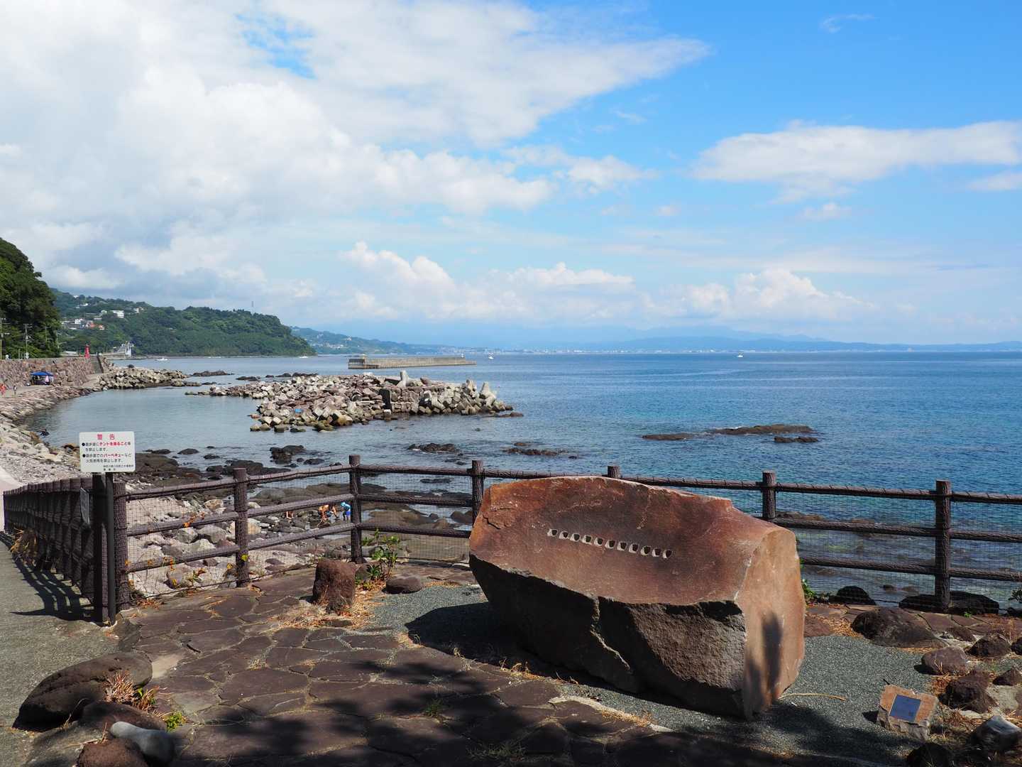 「矢穴」という石を切り出すためにあけたものらしい…