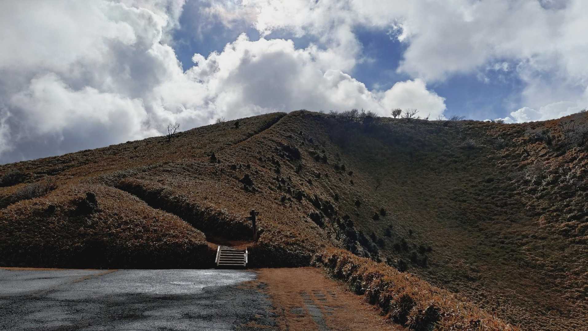 また舗装路に出ました。あの先が古稀山かな？