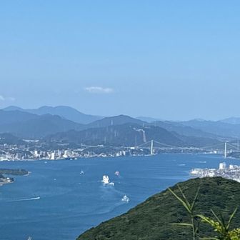 関門海峡を大きな船と小さな舟が🚢