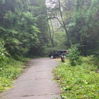 裏参道登山口には、車一台🚙とバイク🏍️