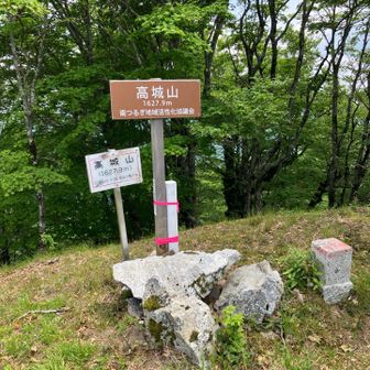 高城山山頂。直ぐ横でアマチュア無線をされている方が居ました。