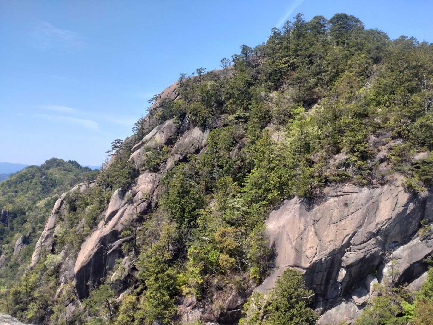 隣の夕陽岳　
こちらも岩だらけです⛰️