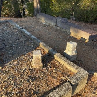 観音様の後ろには、三角点