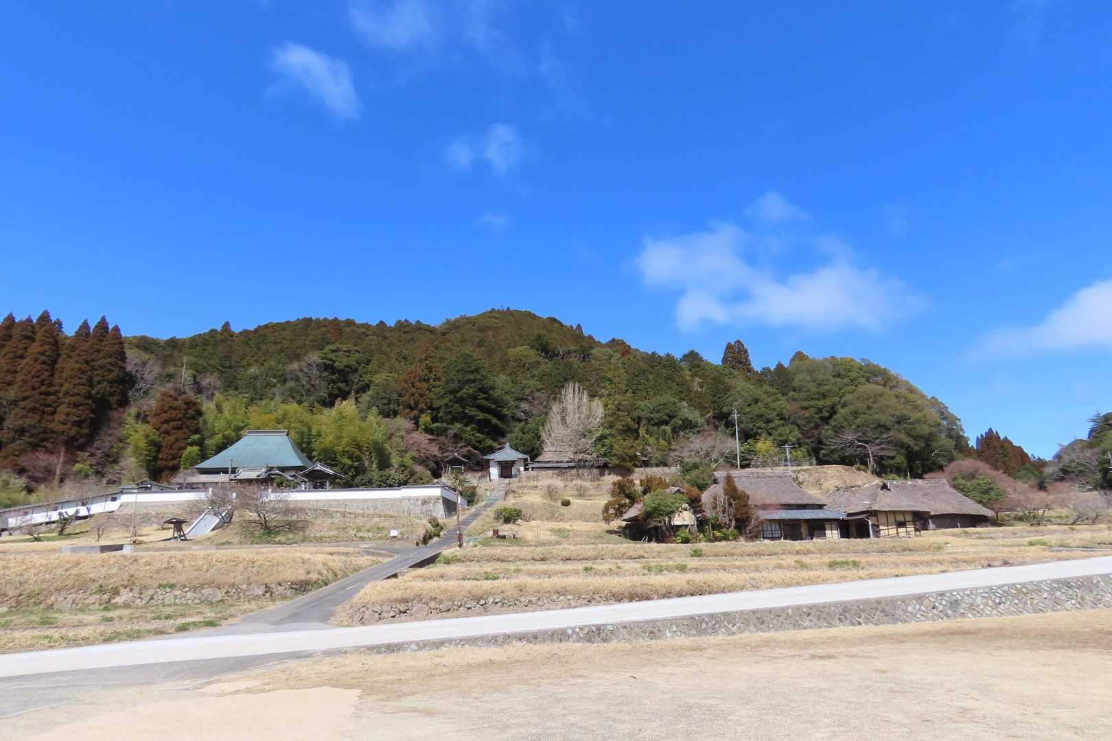 さて八塔寺ふるさと村にとうちゃこして開始。標高高いから昼でも結構寒い。