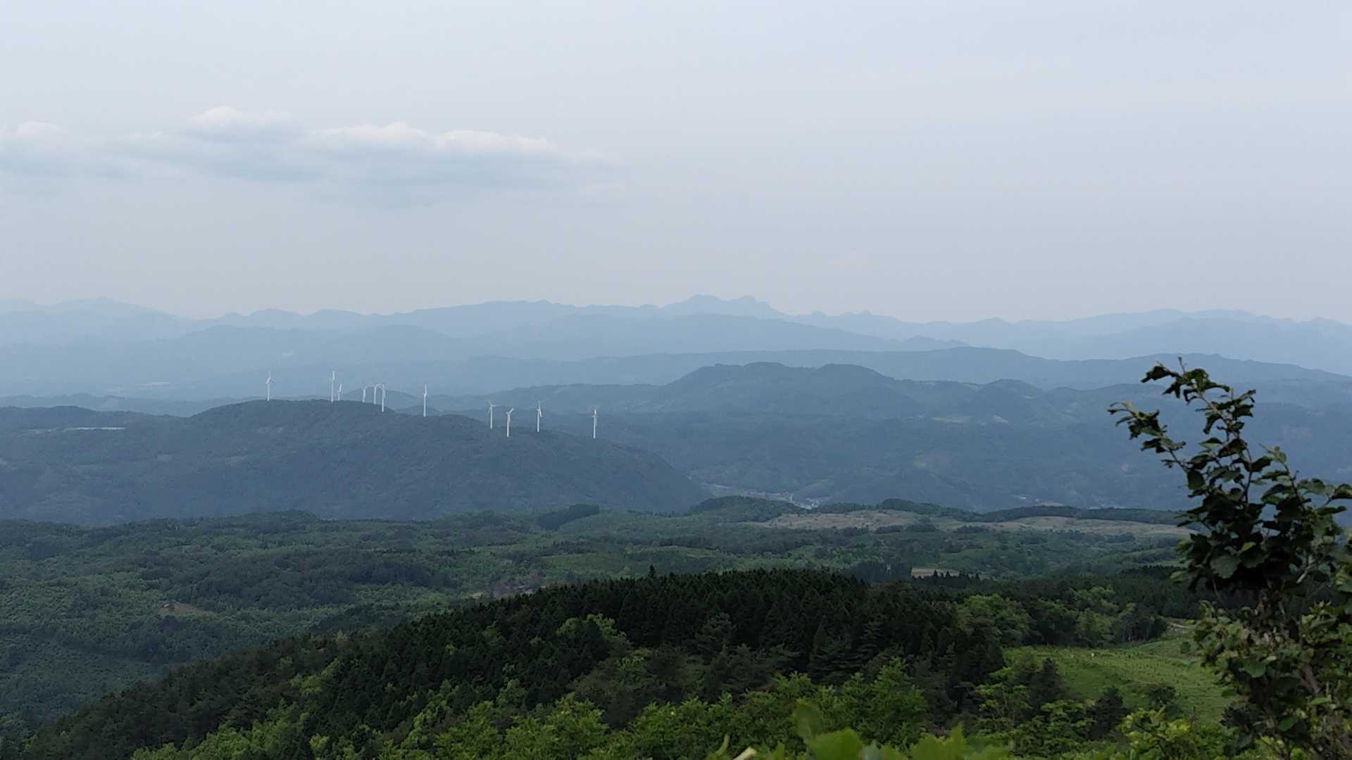 尾根歩きの登山道からの景観