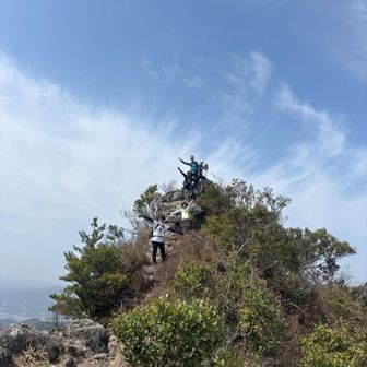 はしゃぐ山友、５人。